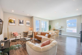 Spacious 3BD 3BA with Iconic Hollywood Sign Views from Balcony & Roofdeck!